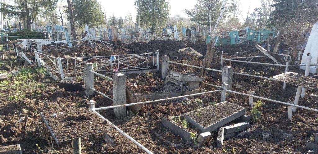 В Краматорске российские оккупанты обстреляли кладбище, разрушены могилы (ФОТО)