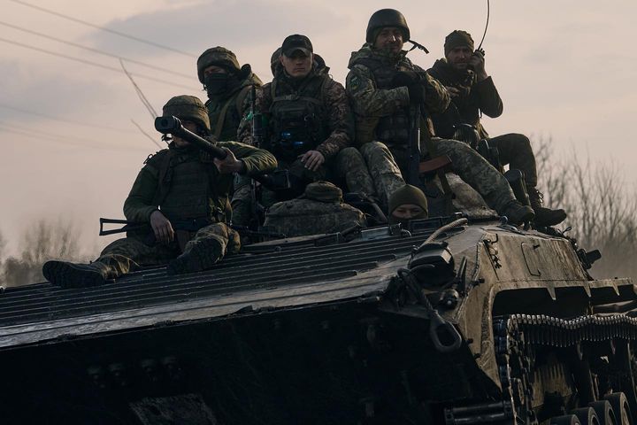українські військові на бахмутському напрямку