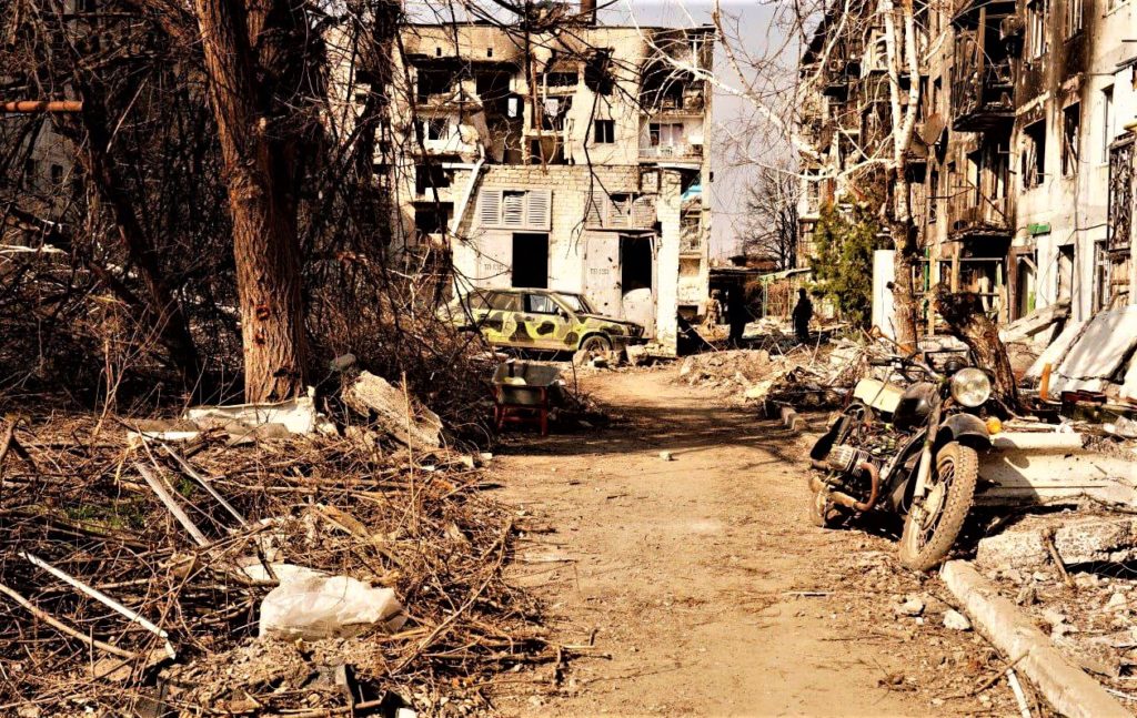 Окупанти нищать Бахмут за тактикою “випаленої землі” як у Сирії та депортували ще з пів сотні місцевих (ФОТО)