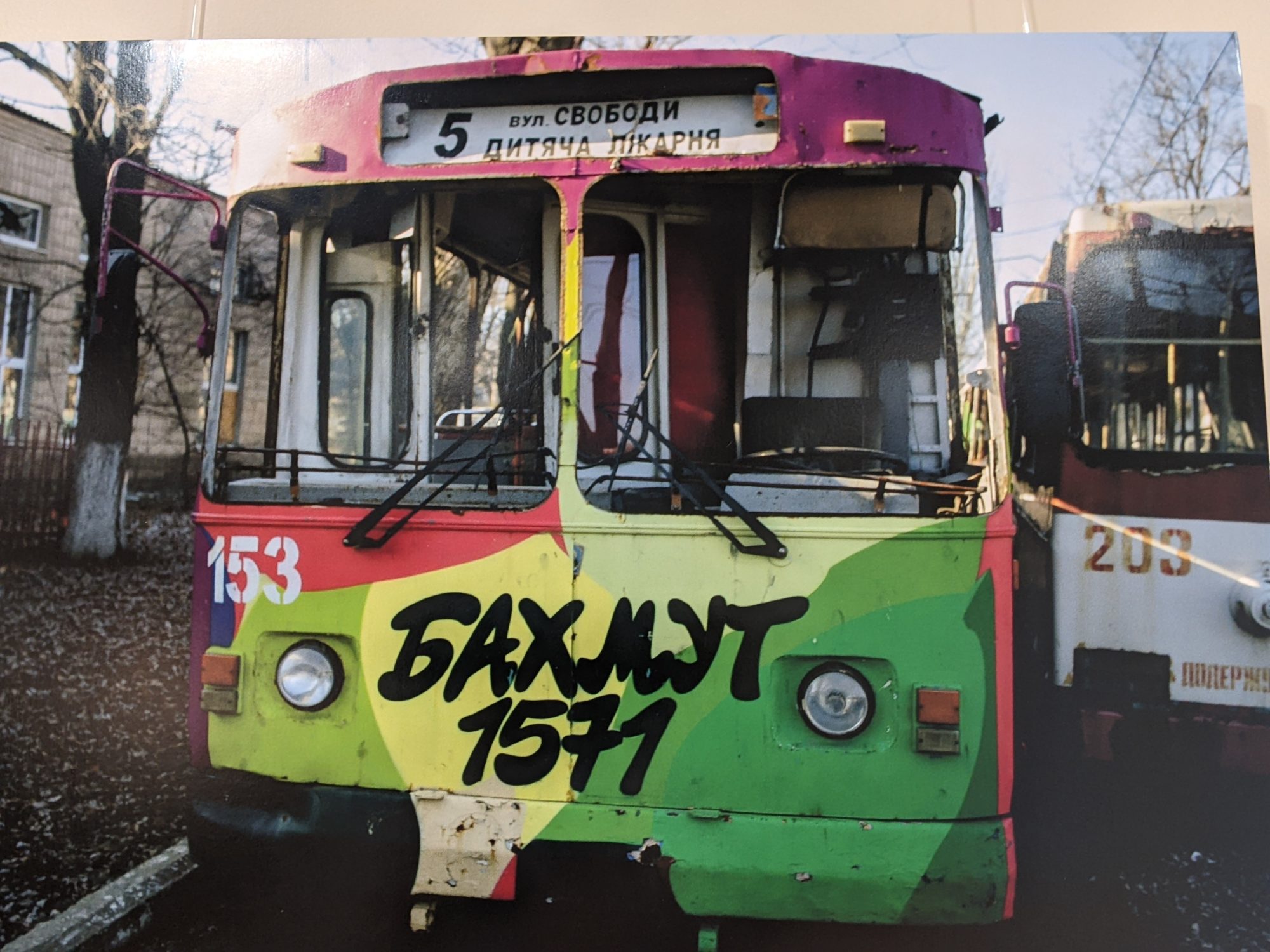 знищений тролейбус в Бахмуті на фотовиставці у Вашингтоні