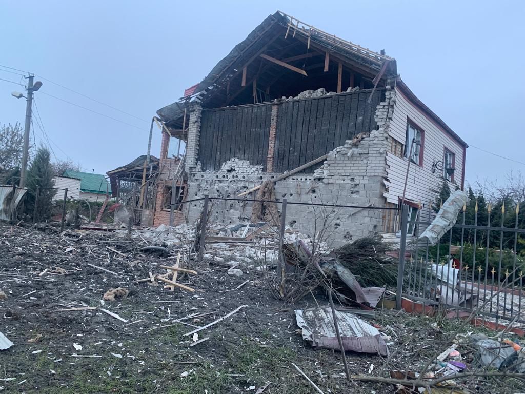 зруйнована російськими окупантами будівля у Донецькій області
