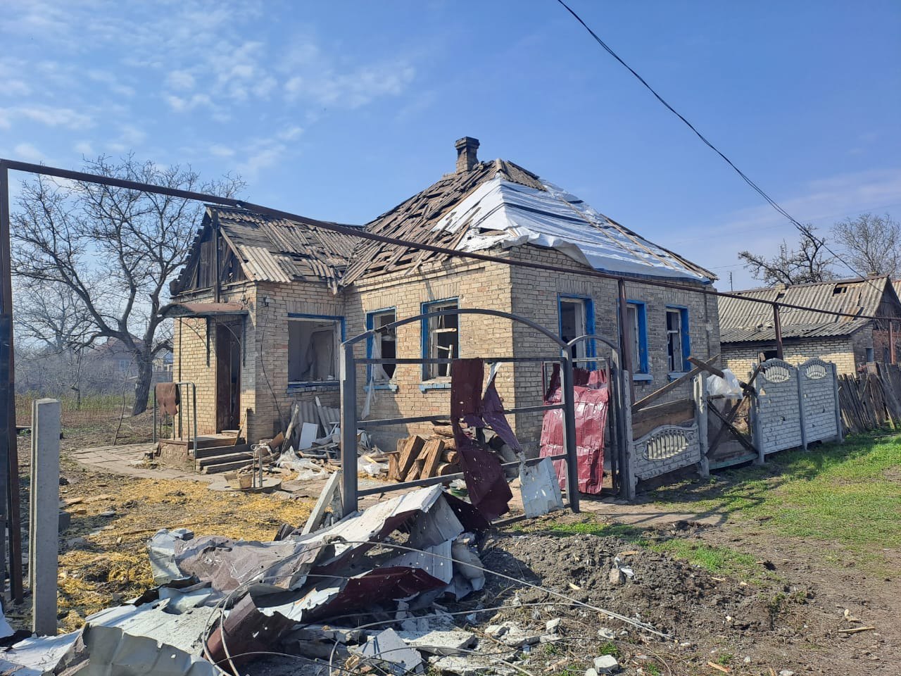 зруйнований обстрілами росіян приватний будинок на Донеччині 2
