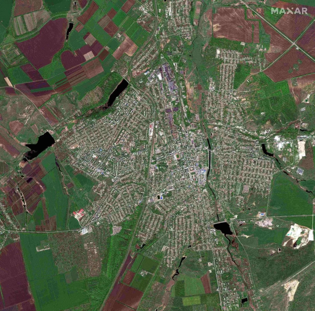 Выжженные парки и разрушенные целые районы: как выглядит Бахмут из космоса в мае 2023-го (ФОТО) 1