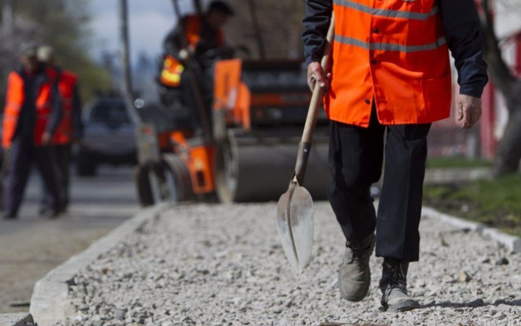 В апреле на Донетчине заказали ремонты дорог минимум на 92 млн грн: что отремонтируют и кто получит деньги
