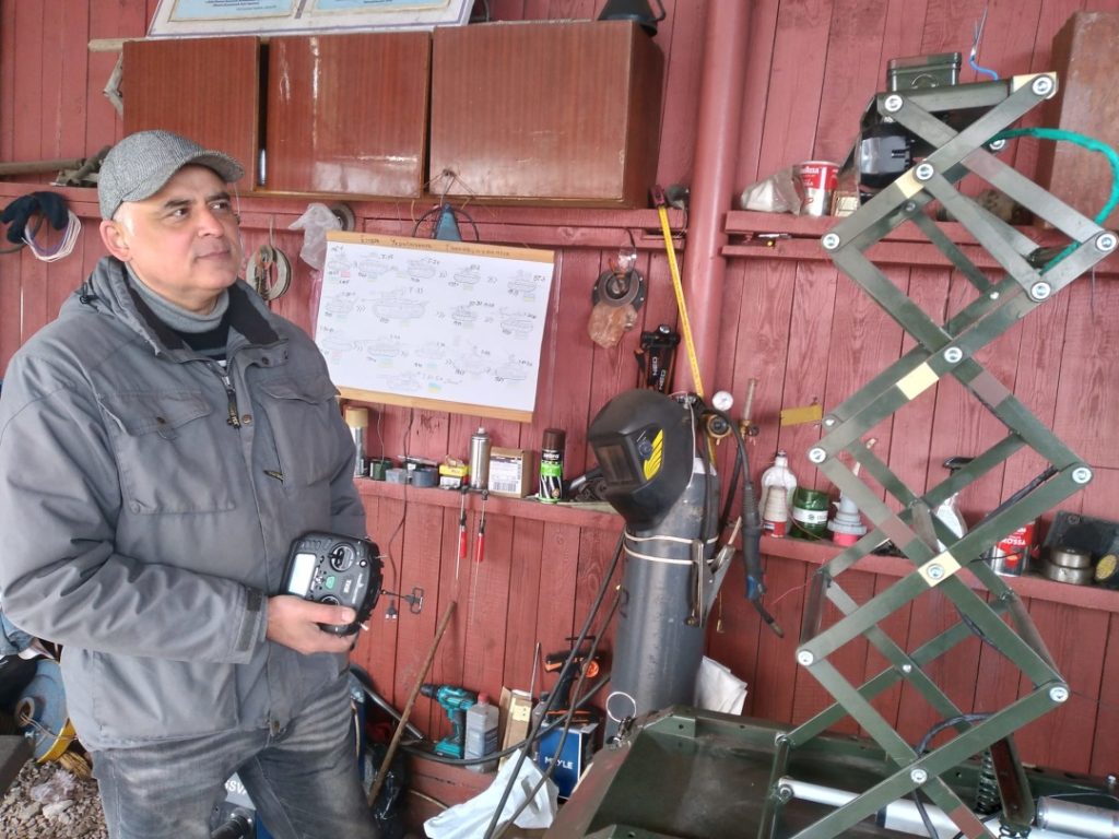 Переселенець зі Слов’янська розробив електроноші для евакуації поранених бійців