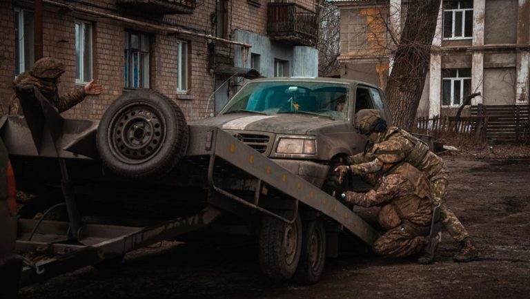 Росіяни відійшли від деяких позицій у Бахмуті через контратаки ЗСУ: ситуація у місті на 1 травня