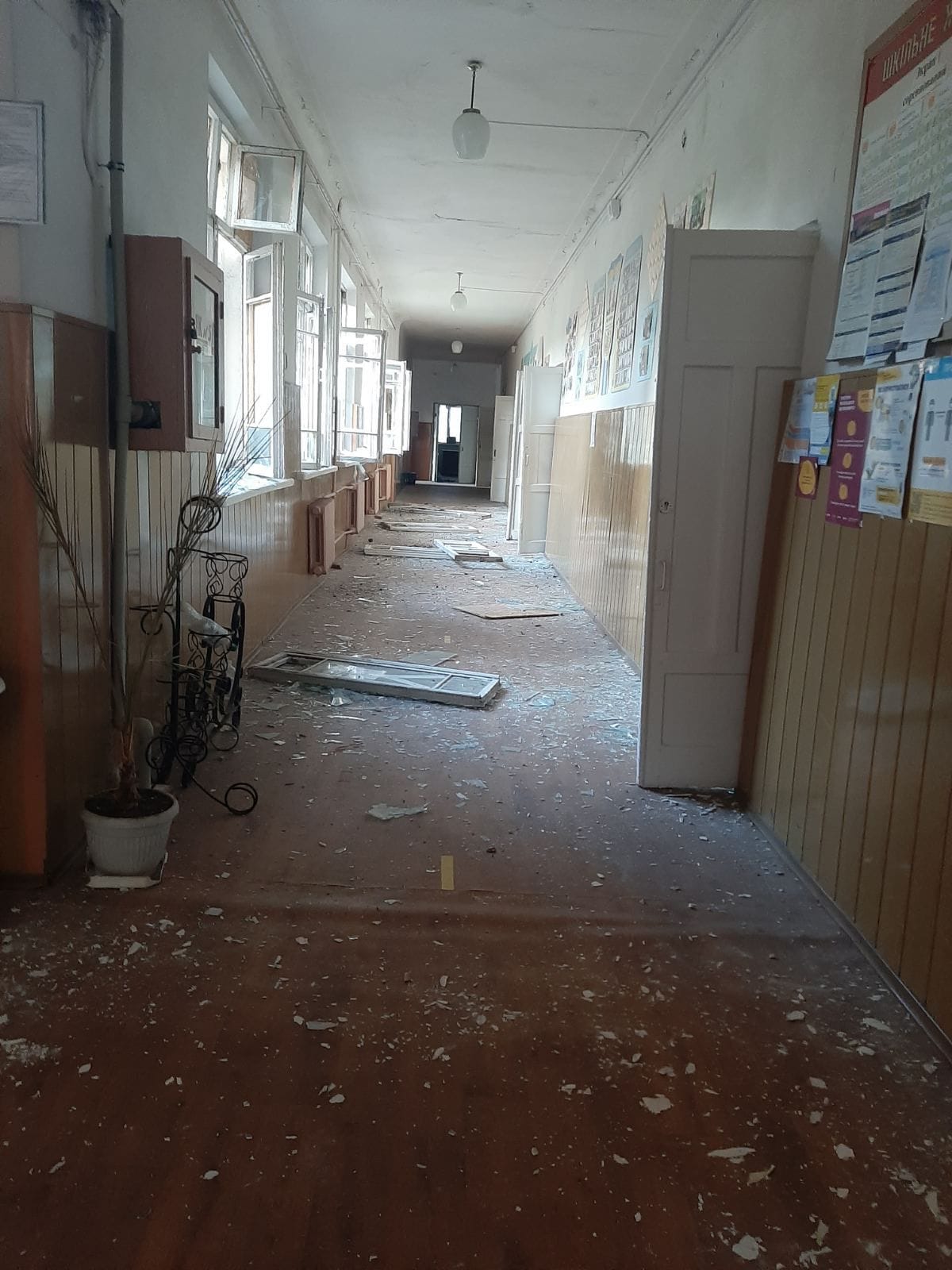 Пошкоджені кабінети в навчальному закладі Краматорська після обстрілу