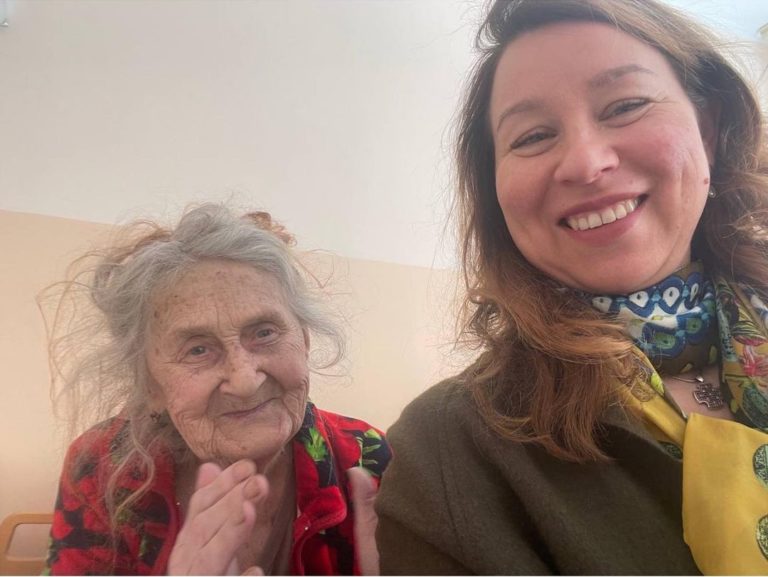 “Я — живий мрець”: з Сіверська евакуювали бабусю, яка не хотіла виїжджати через відсутність родичів в Україні