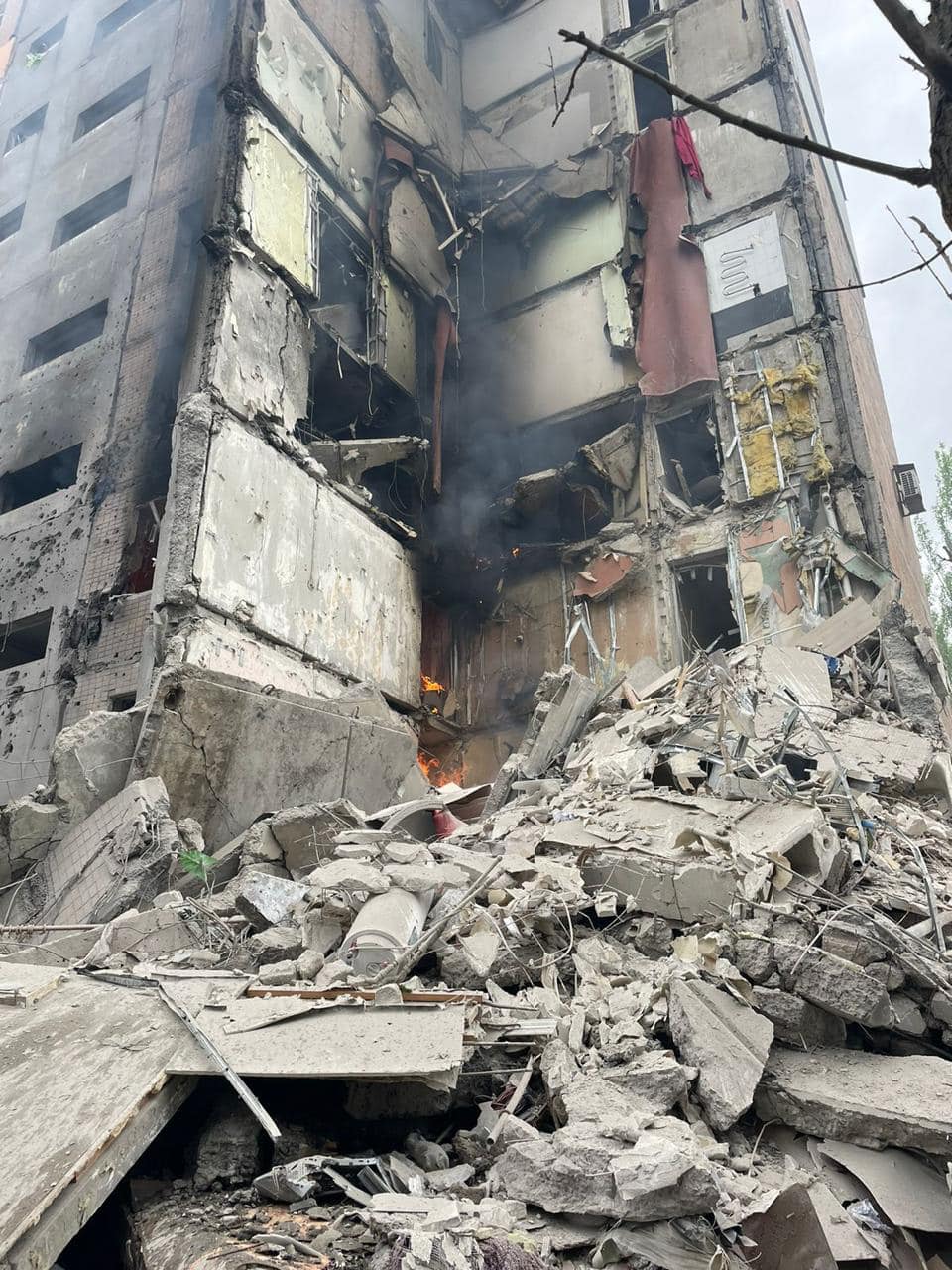 Вранці 23 травня з’явились фото з наслідками обстрілу Торецька, де під удар потрапили житлові багатоповерхівки