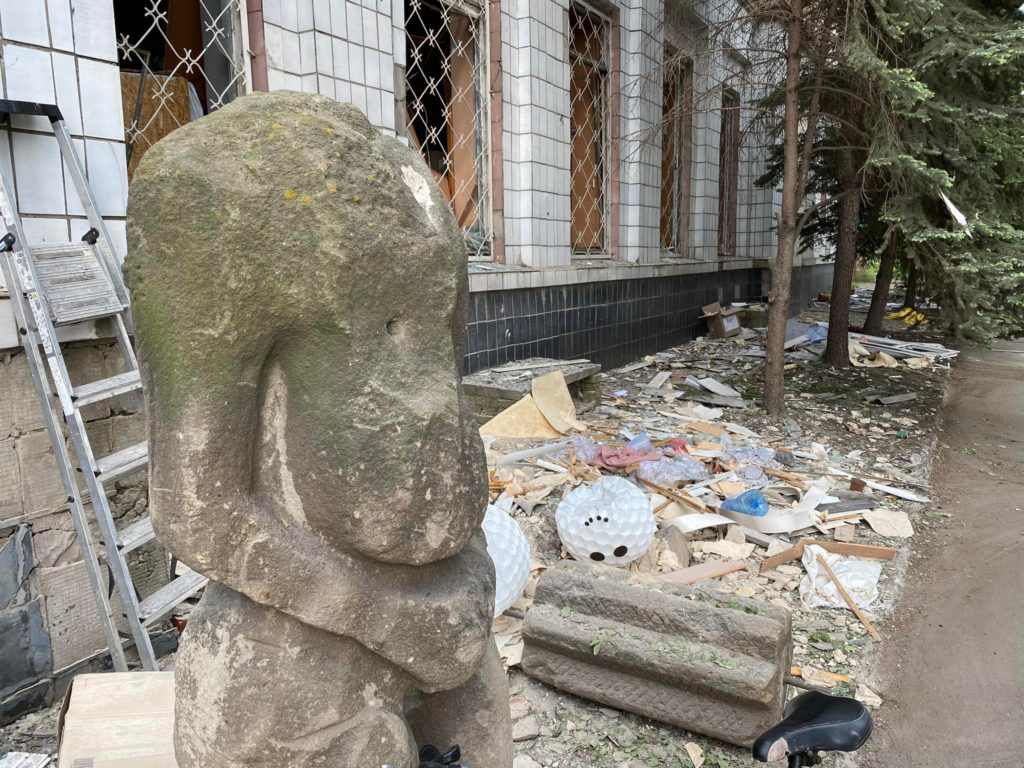 Під час обстрілу Костянтинівки біля музею вціліла унікальна кам’яна баба: чому її не евакуювали