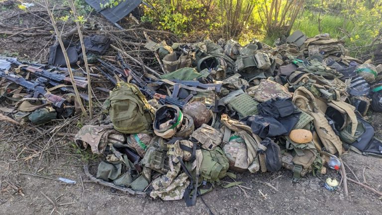 Хліб міг врятувати життя бійцю під Бахмутом: куля продірявила машину й рюкзак та застрягла в буханці (ФОТО)