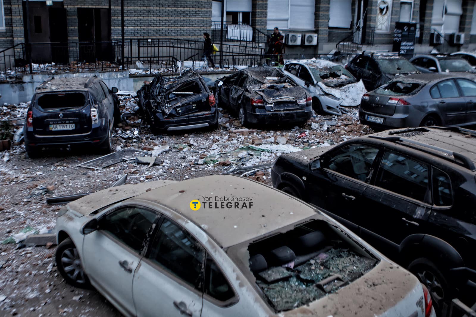 Повреждённые обломками машины в Голосеевском районе