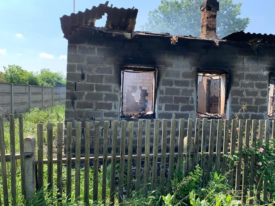 Разрушенный 29 мая здание в Донецкой области