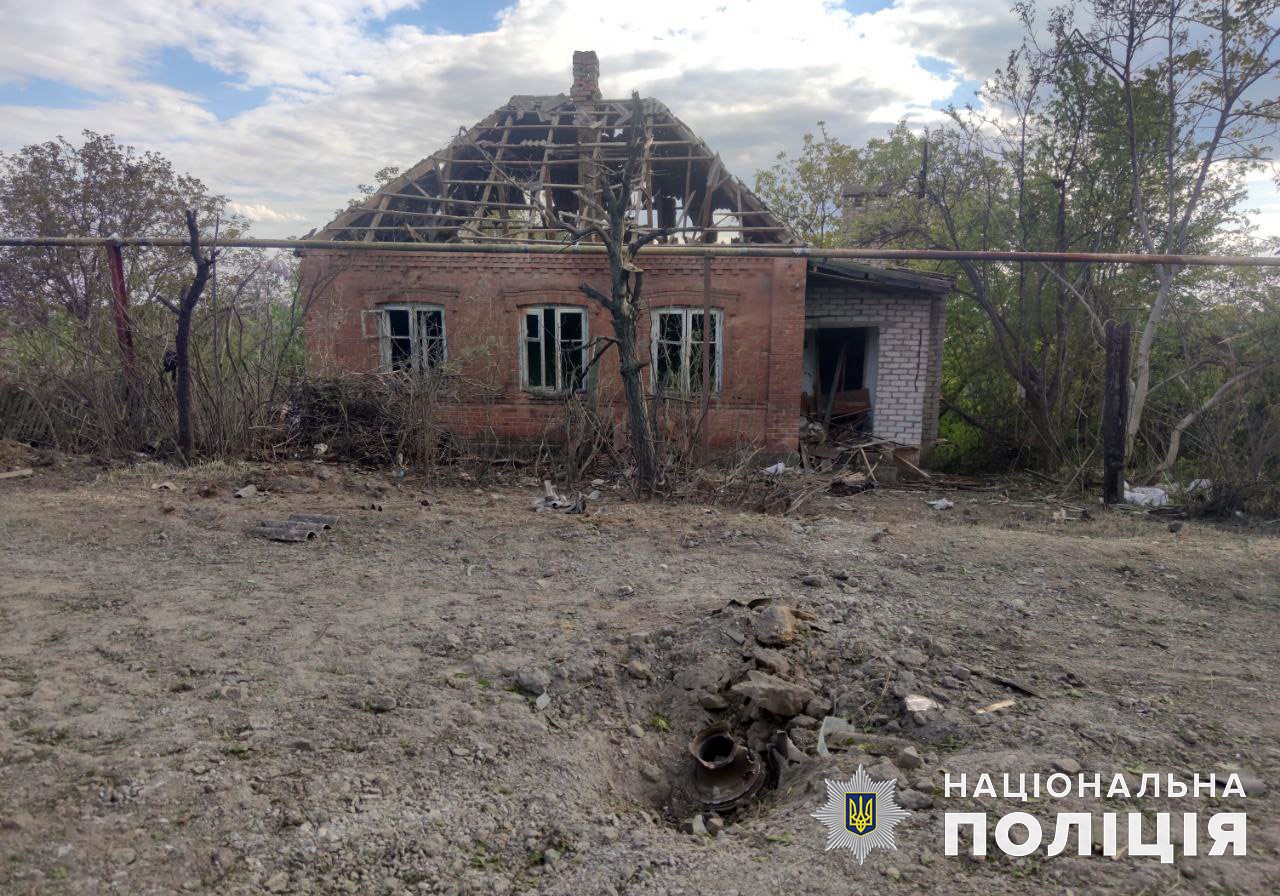 Пошкоджений осбтрілами будинок на Донеччині