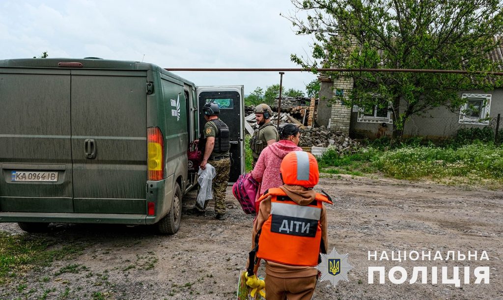 9-летнюю девочку эвакуировали полицейские из села Богоявленка, что возле Угледара: это был последний ребенок в селе