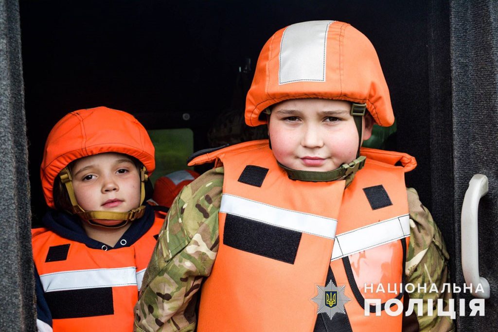 За місяць з Донеччини в рамках примусової евакуації вивезли 55 дітей, ще 33 залишаються з батьками в небезпеці, — поліція