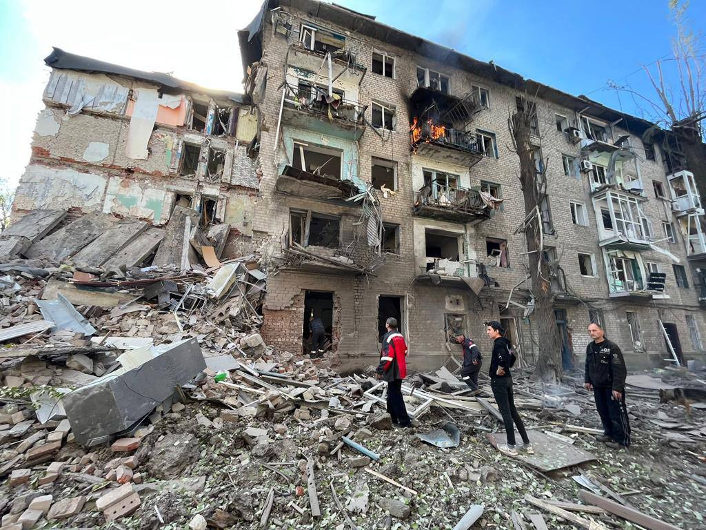 Россияне попали в две многоэтажки в Авдеевке: погибла женщина, еще по меньшей мере двух людей ищут под завалами