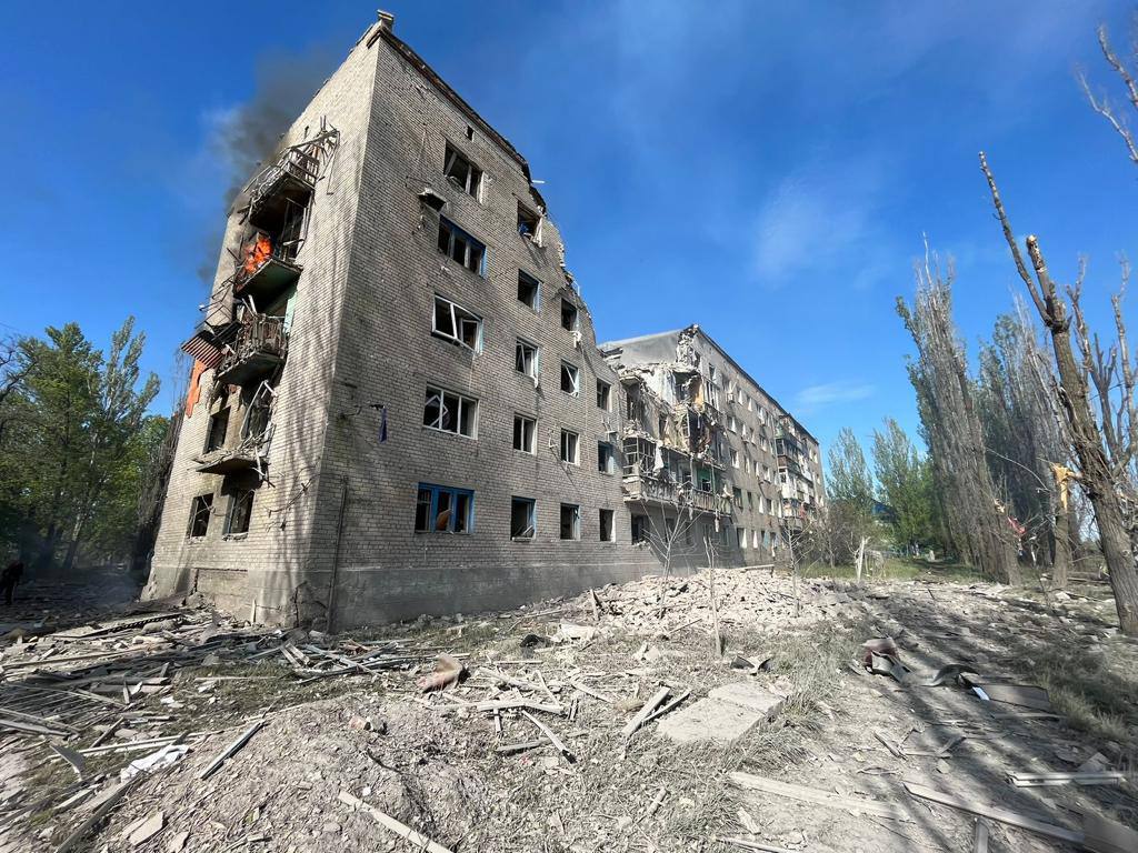Россияне попали в две многоэтажки в Авдеевке: погибла женщина, еще по меньшей мере двух людей ищут под завалами 1
