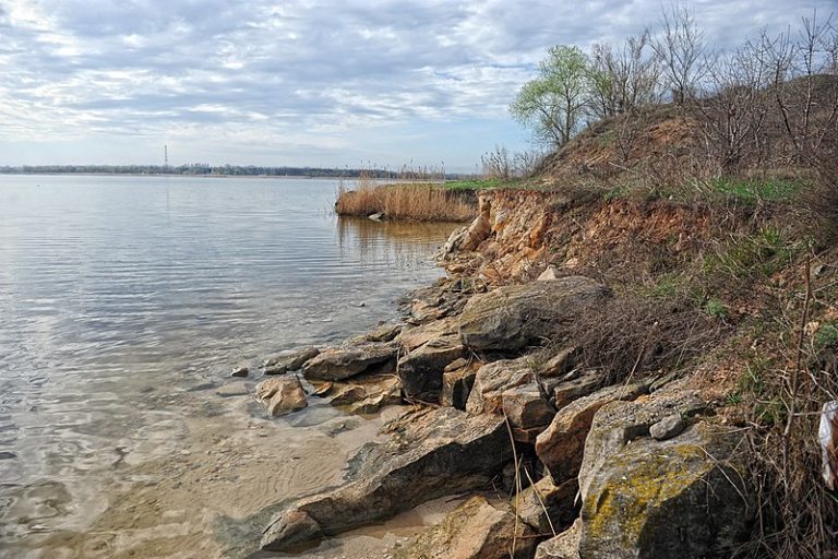 Греблю Карлівського водосховища зруйнували обстрілами, під загрозою затоплення селища Покровської громади (ФОТО, ВІДЕО)