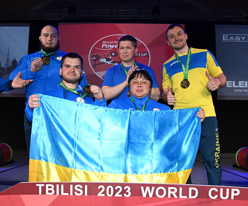 Антон Крюков первый слева на кубке мира по пауэрлифтингу в 2023 году