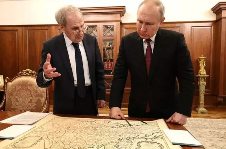 Путін розглядає старовинну карту