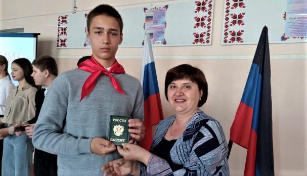 В смт біля Світлодарська окупанти вручили місцевим підліткам паспорти Росії (ФОТО)