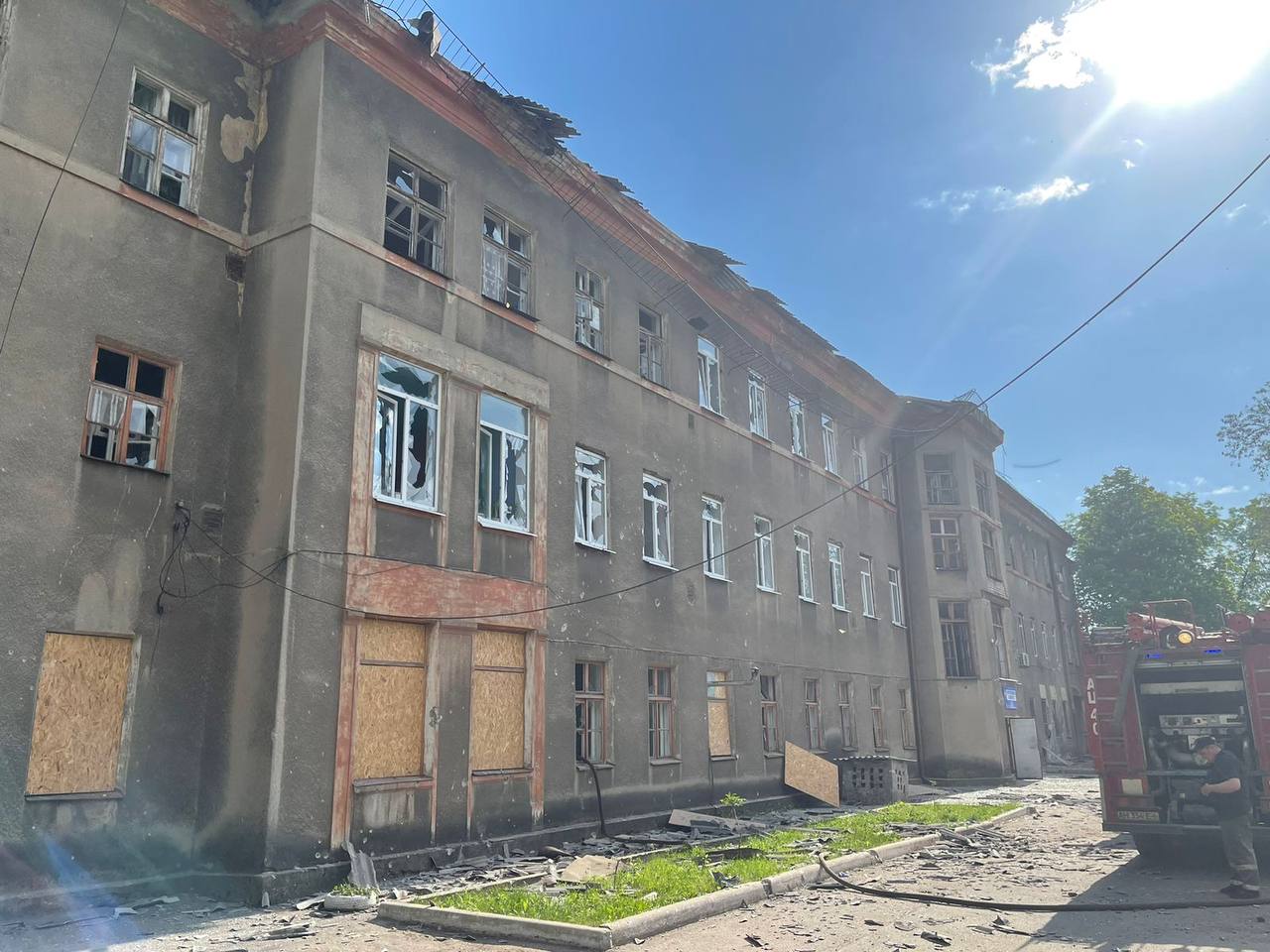 обстріляна росіянами будівля у Торецьку