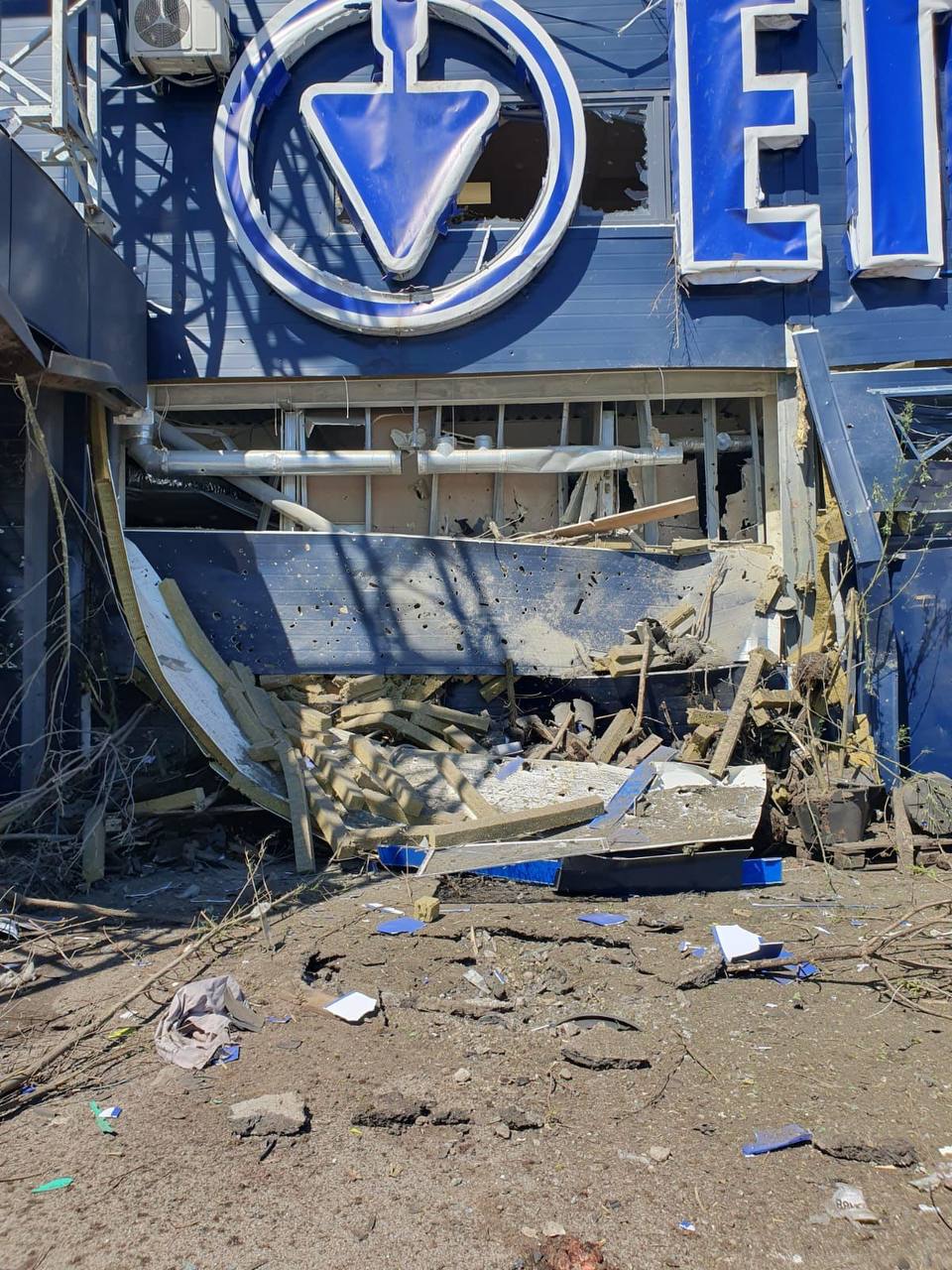 обстріляний росіянами супермаркет у Херсоні 4