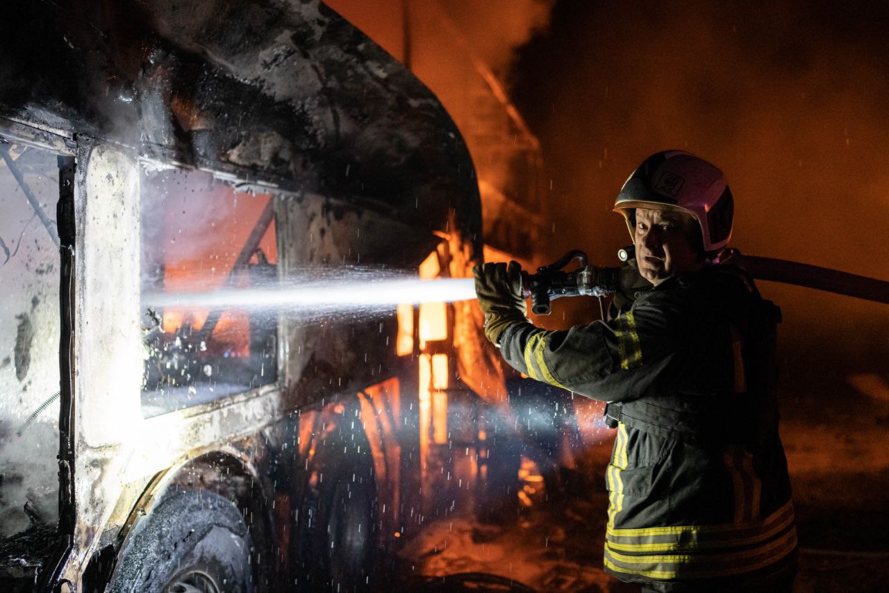 Рятувальник гасить пожежу у Києві 16 травня