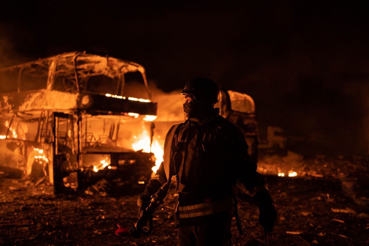 Через обстріли окупантів у Київі згорів автобус