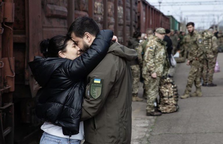 Рідні на фронті: як підтримати себе або інших людей, у кого воюють близькі (поради психологині)