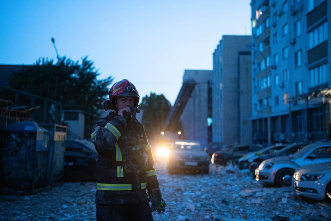 Спасатель в Голосеевском районе Киева после падения обломков российского беспилотника