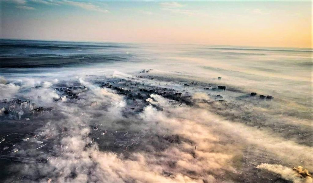 Не туман, а дим від пожеж: ЗСУ показали кадри Бахмута з висоти (ФОТО)