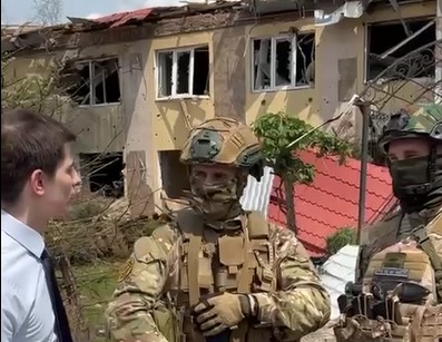 У Бахмуті росіяни зняли ролик про сервіс бронювання номерів біля знищеного готелю, де загинули люди (ВІДЕО)