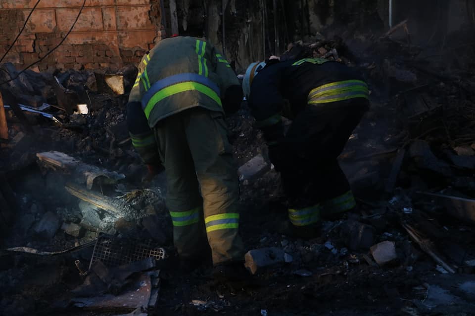 рятувальники ДСНС розбирають завали розбомбленої росіянами лікарні у Дніпрі