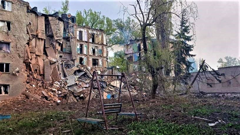 В Авдеевке из-под завалов достали тело коммунальщика, погибшего вследствие удара россиян неделю назад