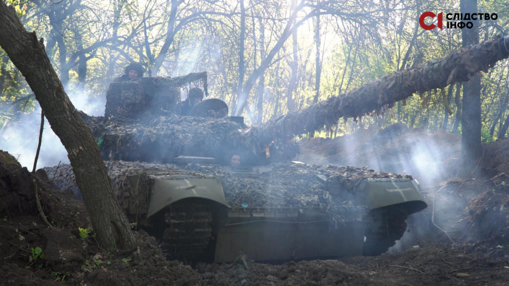 “Встали, кофе попили и поехали”: как украинские танкисты держат “дорогу жизни” на Бахмут