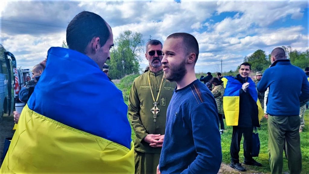 Украина освободила 45 защитников Мариуполя, которые были на “Азовстали” (ФОТО)