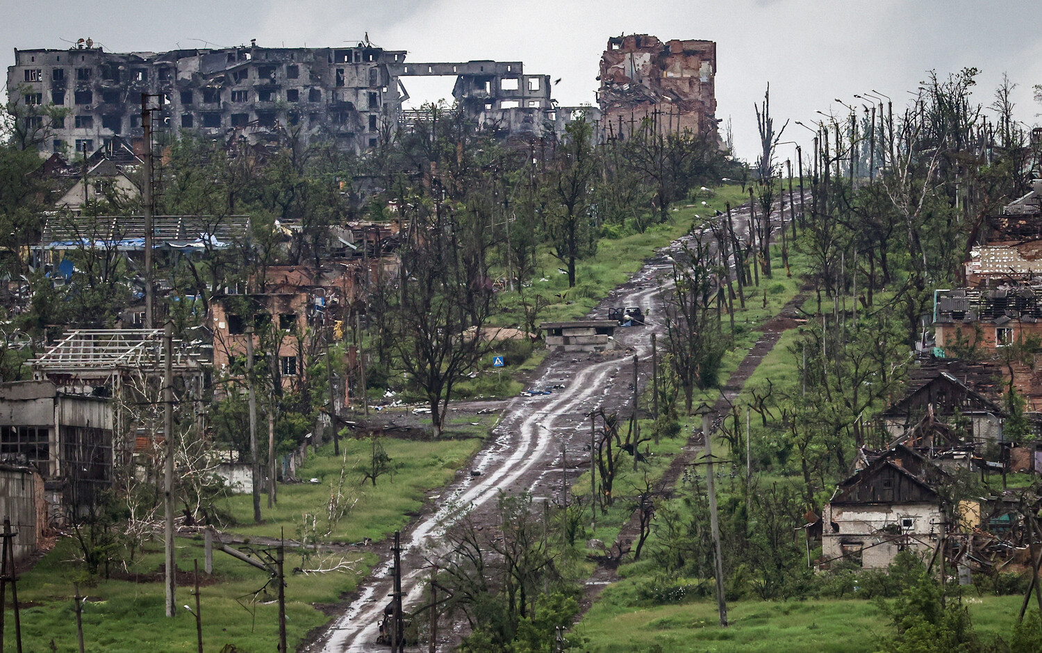Ни одного уцелевшего дома: россияне опубликовали фото разрушенного ими Бахмута 4