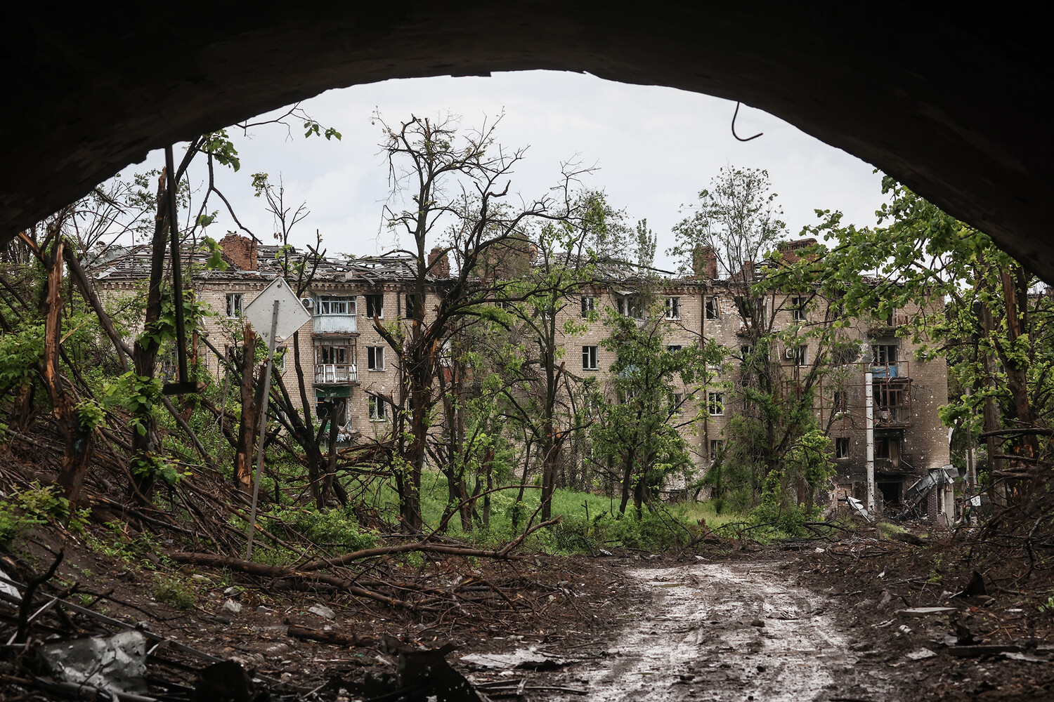 Ни одного уцелевшего дома: россияне опубликовали фото разрушенного ими Бахмута 9