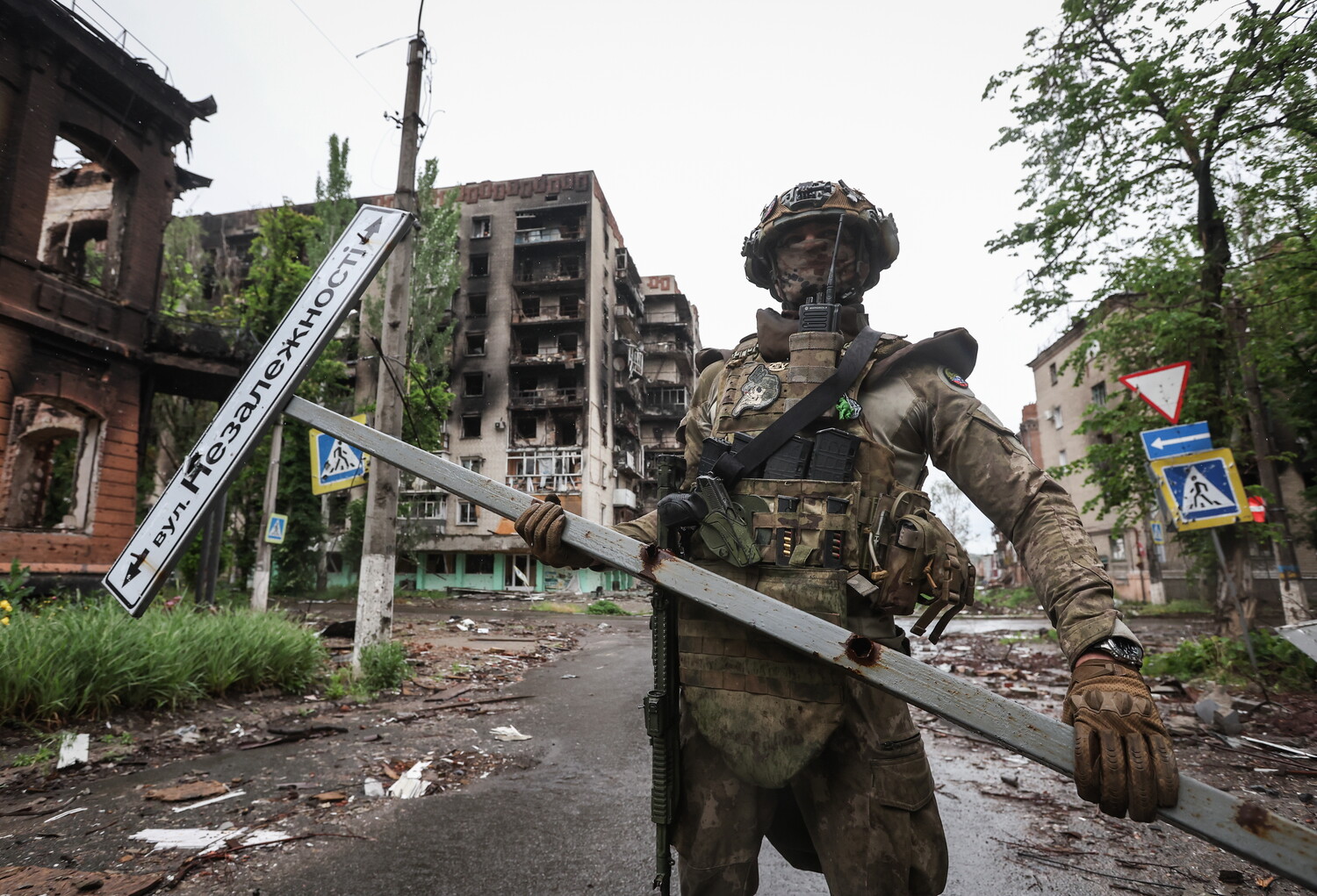 Ни одного уцелевшего дома: россияне опубликовали фото разрушенного ими Бахмута 11