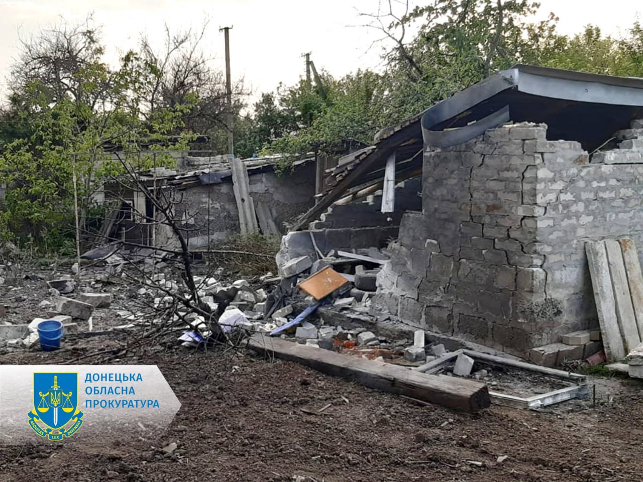 зруйнована господарча споруда після обстрілу у Торецьку