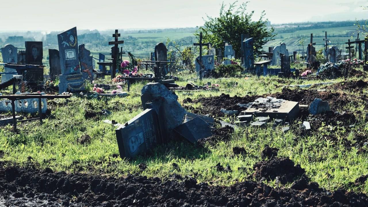 зруйновані могили на кладовищі біля Часів Яра 2