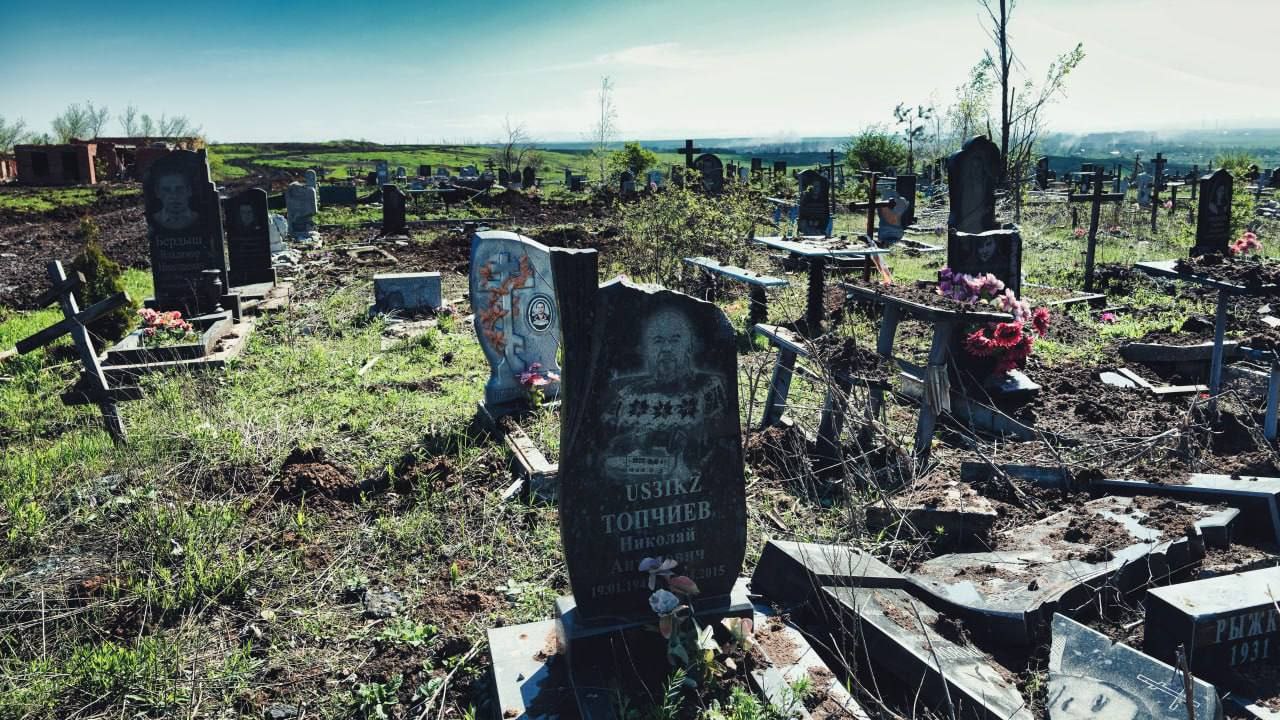 зруйновані могили на кладовищі біля Часів Яра