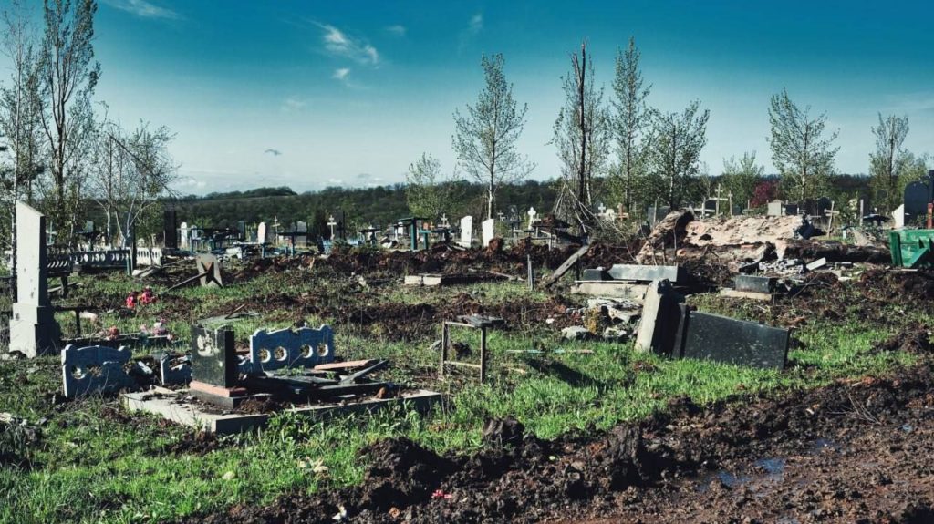 Как выглядит кладбище возле Часов Яра, оказавшееся у линии фронта (ФОТО)