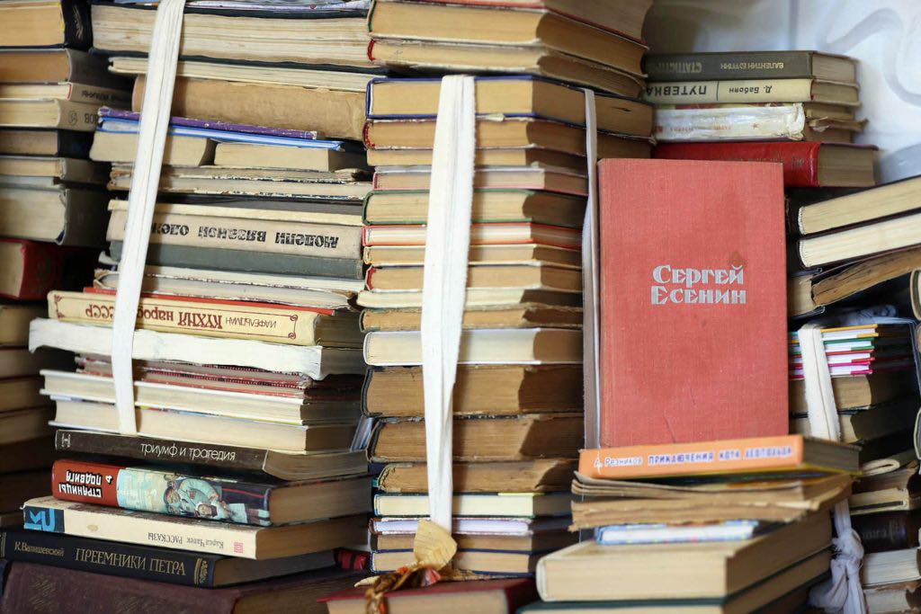 В Украину запретили ввозить книги из России и Беларуси: президент Владимир Зеленский подписал закон