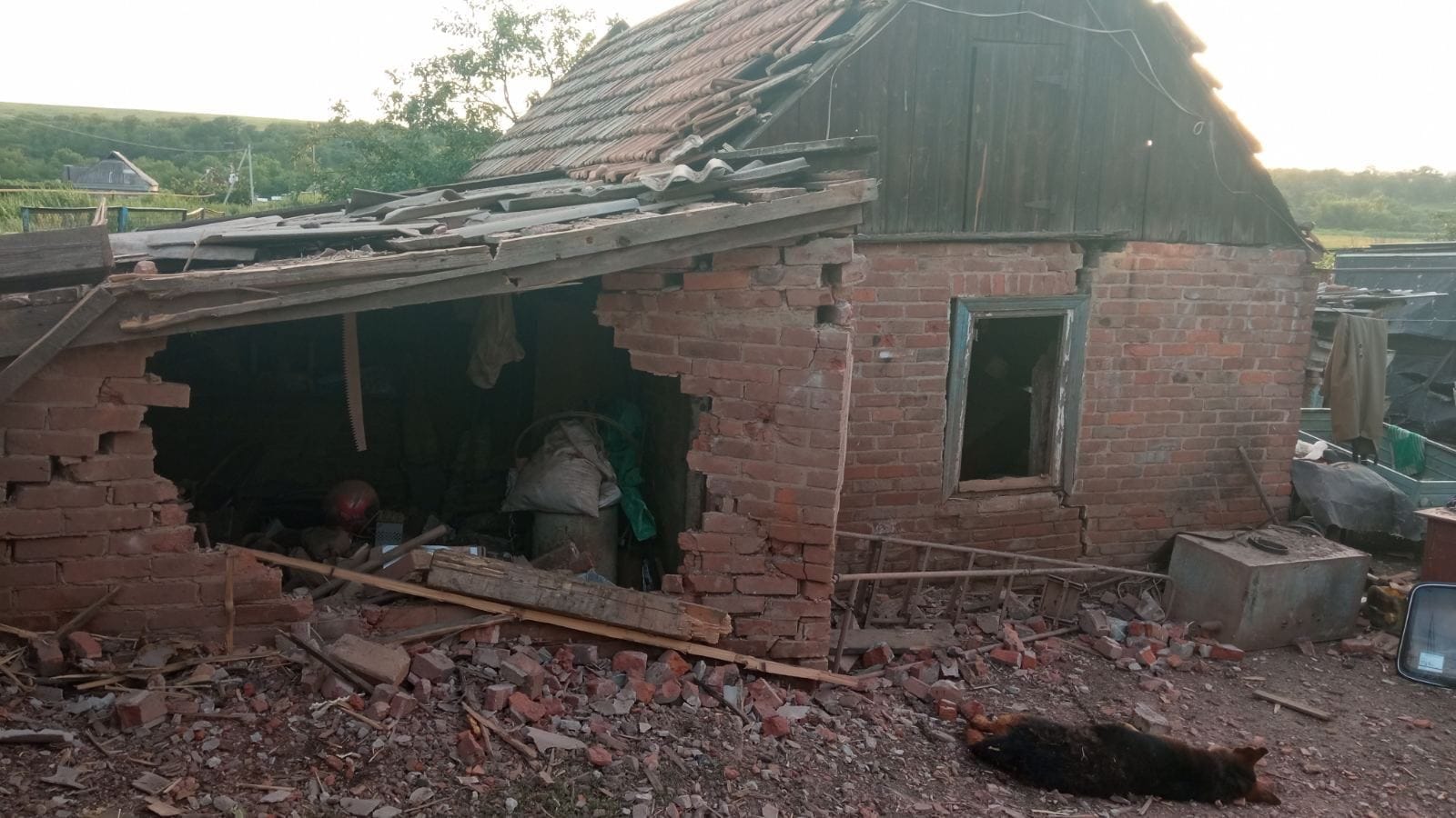 Разрушение частного дома в Донецкой области после обстрела россиян 13 июня