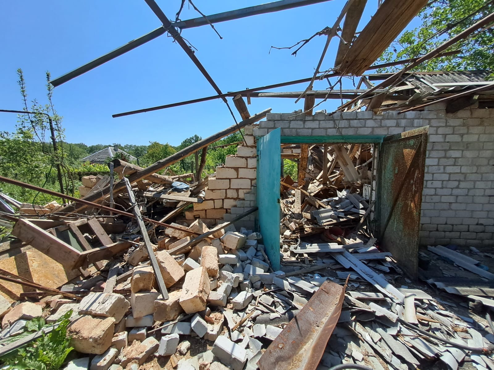 Уничтоженные 20 июня хозяйственные постройки и гараж в Донецкой области