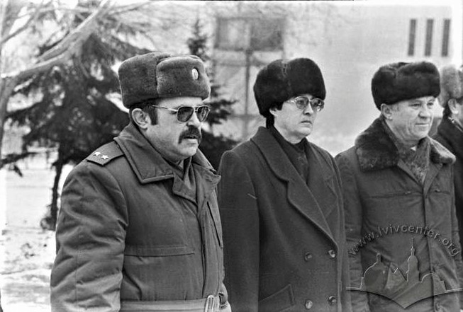 посадовці у Покровську наприкінці 1990х