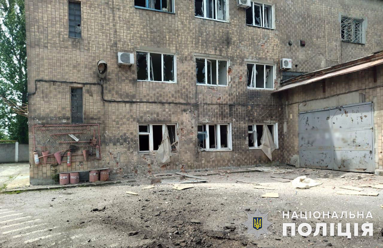 Поврежденная многоэтажка в Донецкой области